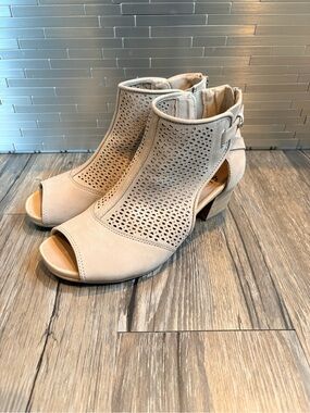 Earth shoes Ivy Sahara Open-Toe Perforated Ankle Bootie - coco size 7.5